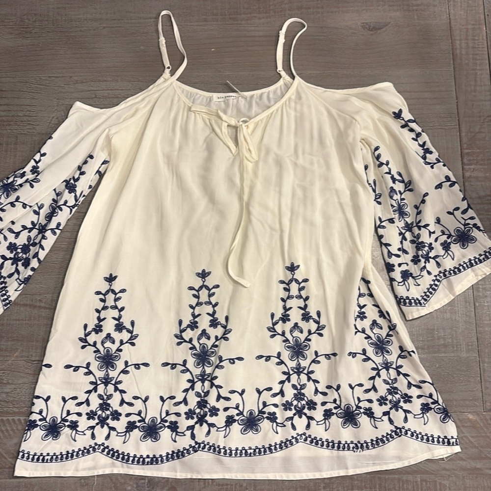 blu peppers embroidered blouse with adjustable straps Size Medium